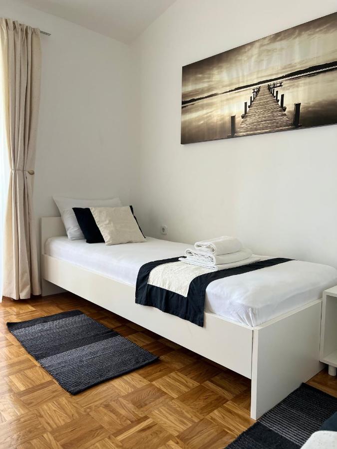 Apartments Loncar-Near Zrce Beach Novalja Kültér fotó